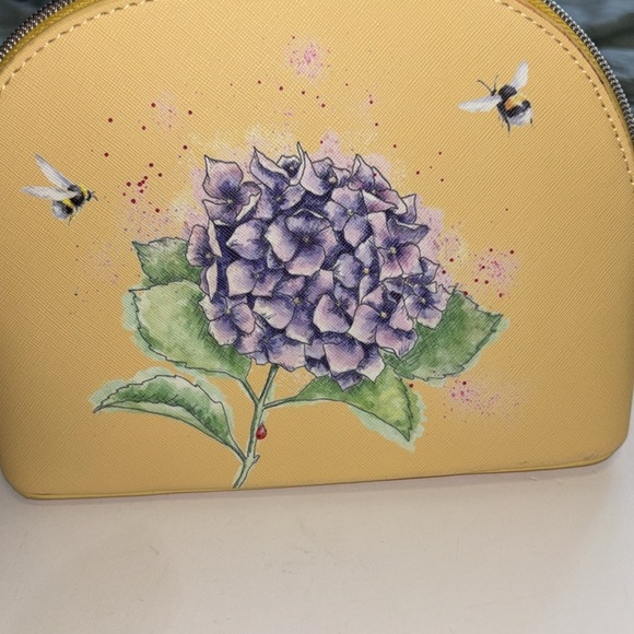 WRENDALE BRAND YELLOW HYDRANGEA WITH BEES AND LADYBUG DESIGN
VINYL ZIP CLOSURE - Picture 6 of 12